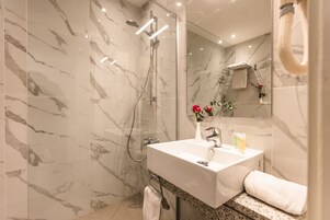 Articles de toilette gratuits, sèche-cheveux, bidet, serviettes fournies