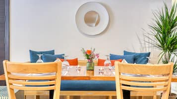 2 restaurantes; se sirve desayuno, almuerzo y cena; cocina internacional