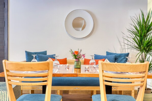 2 restaurants servant le déjeuner, le dîner et le souper