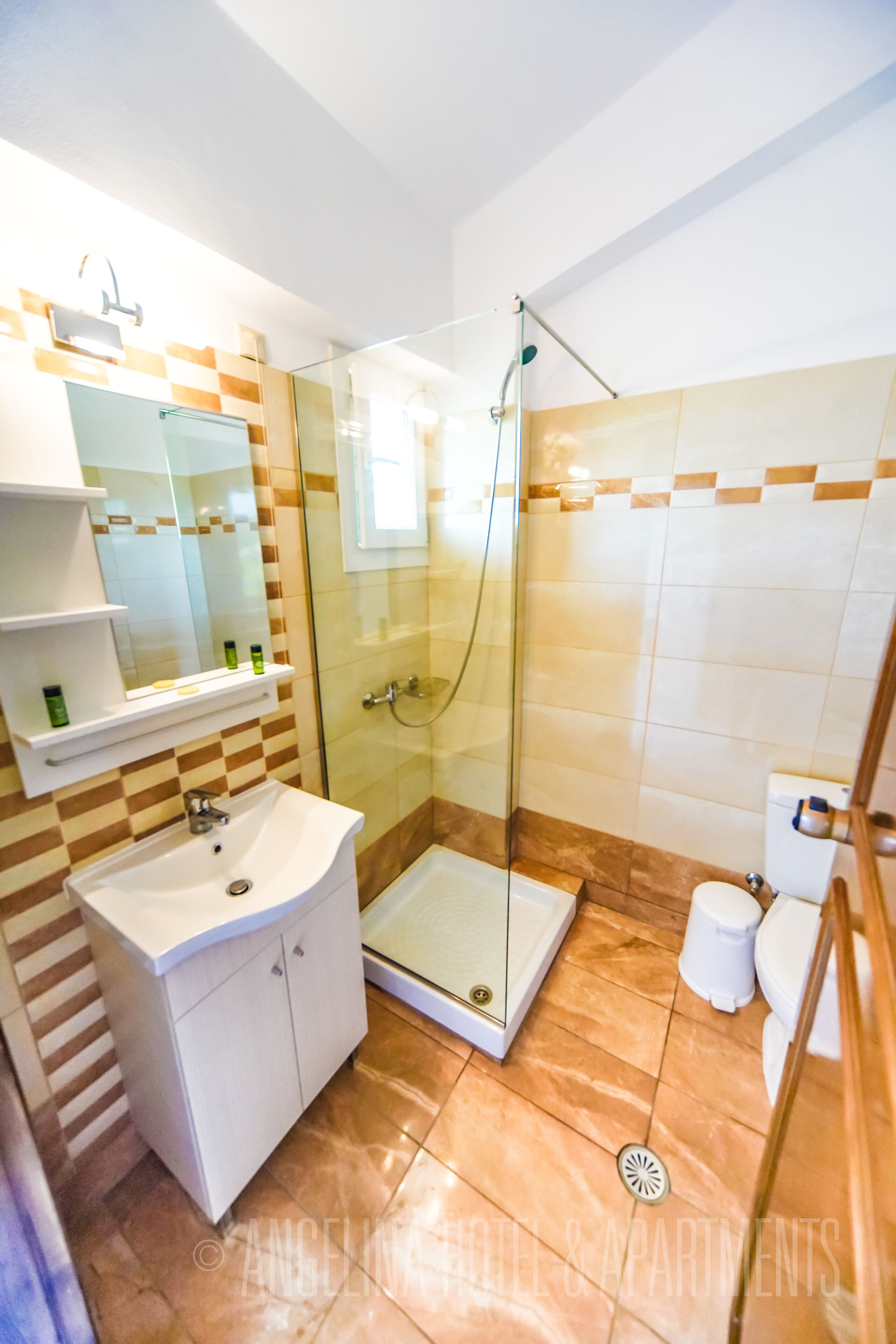 Dusche, kostenlose Toilettenartikel, Handtücher