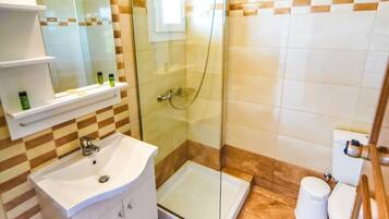 Dusche, kostenlose Toilettenartikel, Handtücher