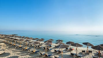 Sulla spiaggia, lettini da mare, ombrelloni, teli da spiaggia
