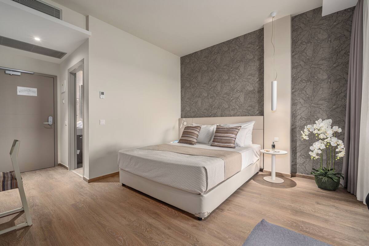 Premium Double Room, Sea Front | 舒適加層、客房內保險箱、書桌、遮光布/窗簾