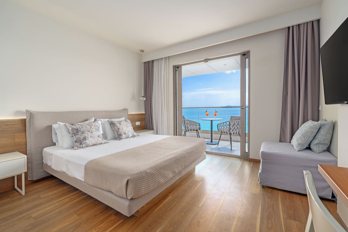 Penthouse Suite, Sea Front | 舒適加層、客房內保險箱、書桌、遮光布/窗簾