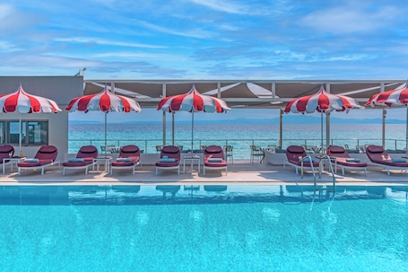 2 piscinas al aire libre, sombrillas, sillones reclinables de piscina