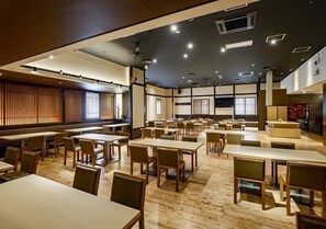 2 restaurants servant le déjeuner et le dîner, plats Cuisine japonaise