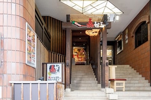 2 restaurantes; se sirven comidas y cenas