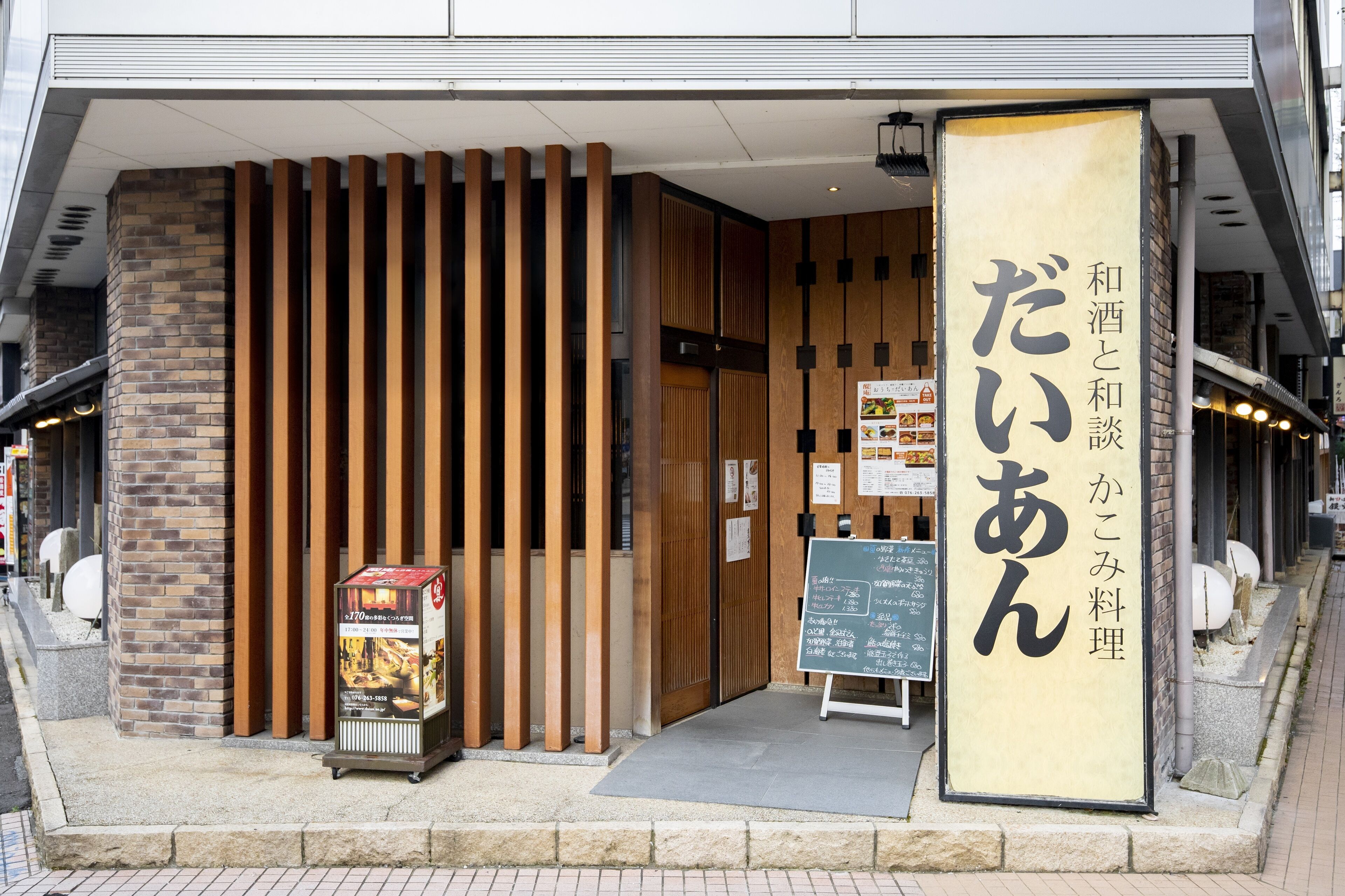 2 restaurants; lunch and dinner served 