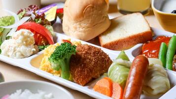 Café da manhã com buffet todos os dias mediante uma taxa
