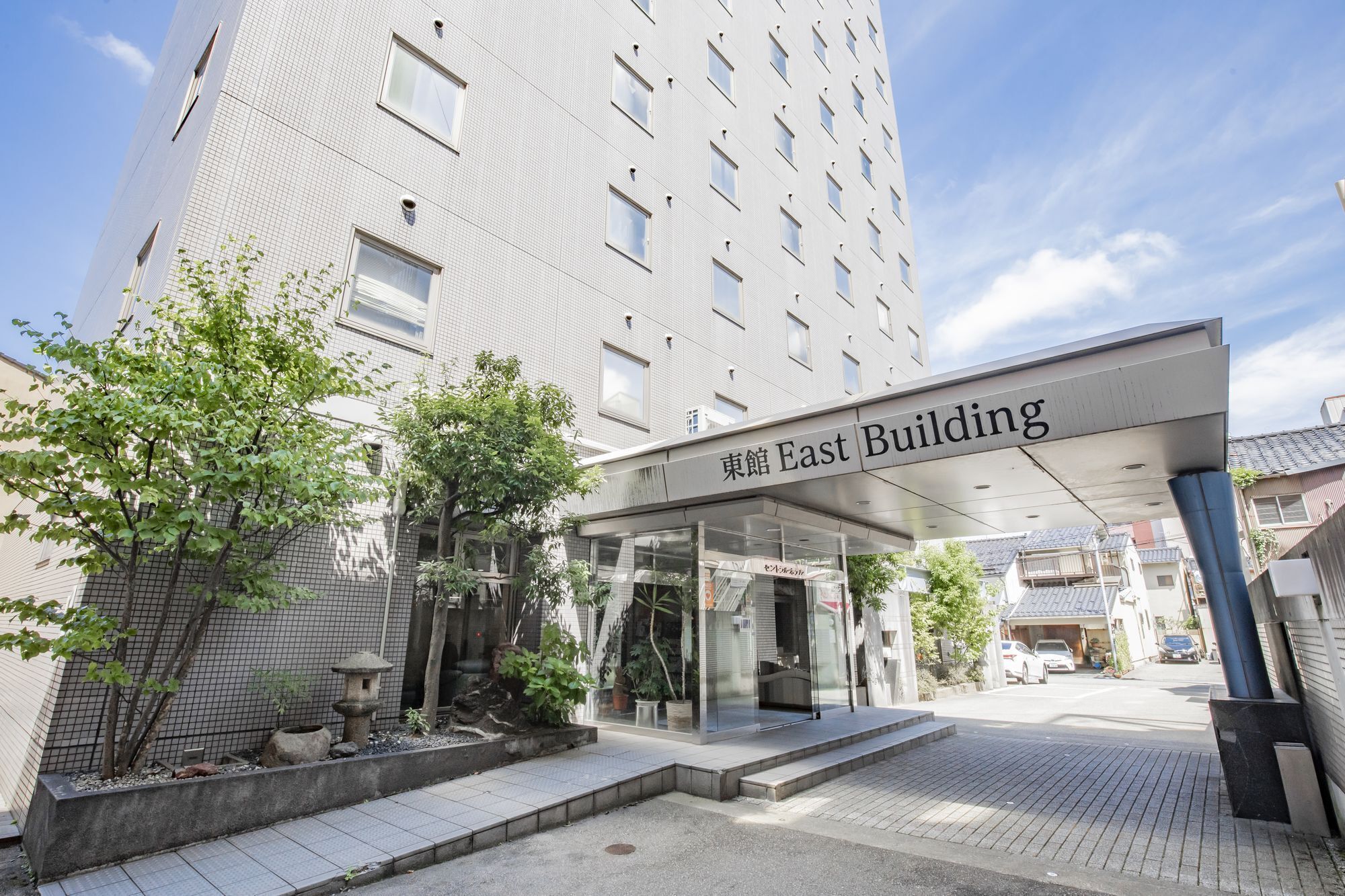 Escritorio, cortinas opacas, tabla de planchar con plancha y wifi gratis