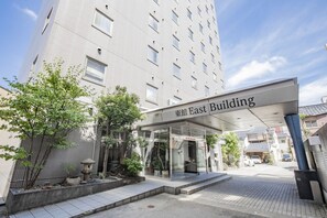 Skrivebord, blendingsgardiner, strykejern/-brett og wi-fi (inkludert)