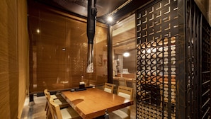 Ein traditioneller japanischer Raum mit Tatami-Boden, einem Holztisch und einer gleitenden Tür mit geometrischem Muster.