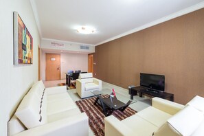 Suite familiar | Sala de estar | Televisión de pantalla plana de 32 pulgadas con canales por satélite