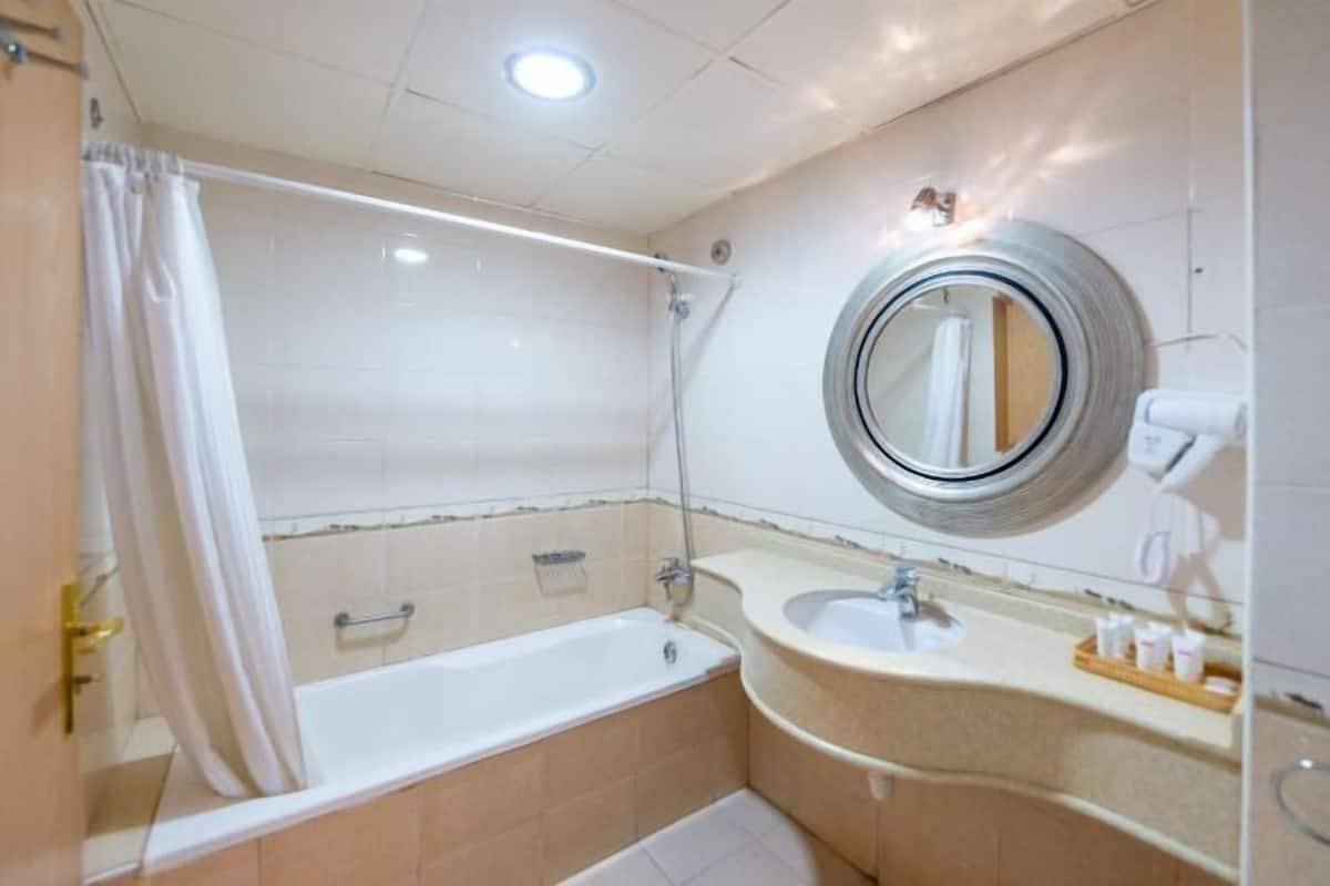 Badkamer | Gratis toiletartikelen, een haardroger, handdoeken, zeep
