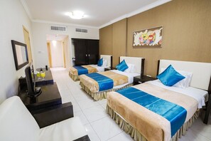 Habitación triple estándar | 1 dormitorio, caja fuerte, escritorio y cortinas opacas