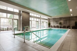 Una piscina techada, sillones reclinables de piscina