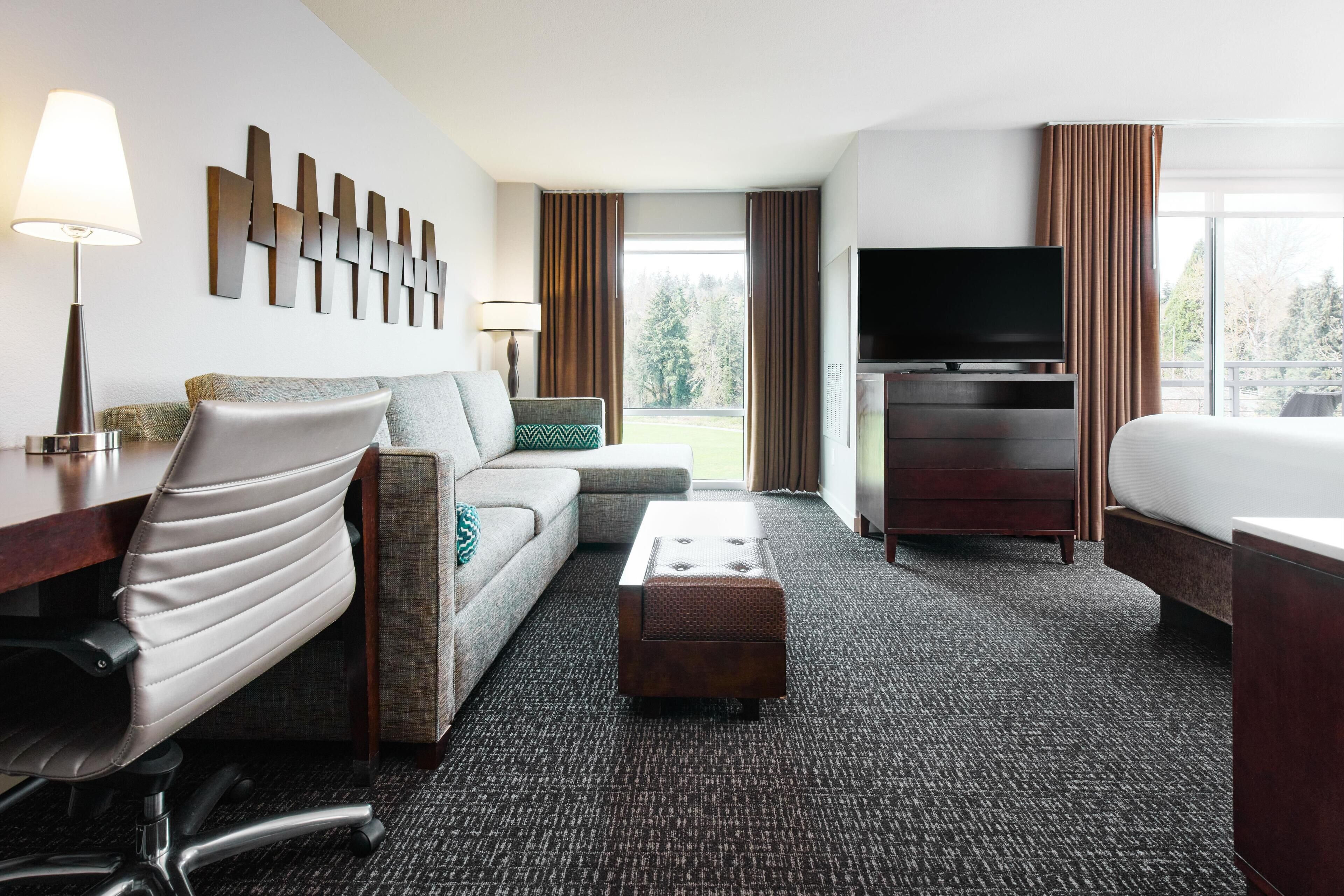 Studio Suite, 1 King Bed, Balcony | Hypo-allergenic bedding, down comforters, pillowtop beds, desk