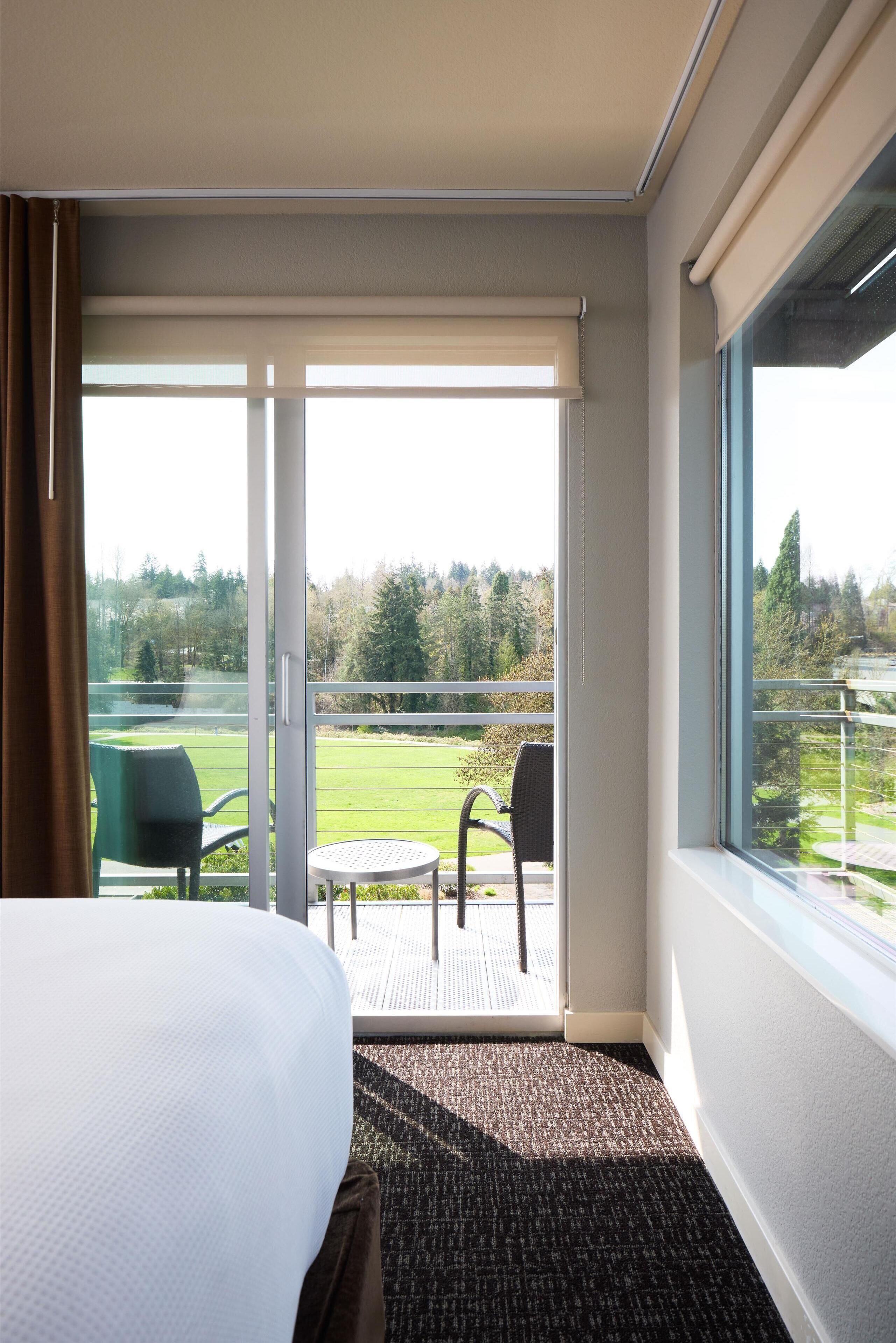 Studio Suite, 1 King Bed, Balcony | Hypo-allergenic bedding, down duvets, pillow-top beds, desk