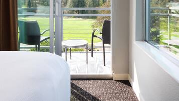 スタジオスイート キングベッド 1 台 バルコニー | 低刺激性寝具、羽毛の掛け布団、ピロートップベッド、デスク