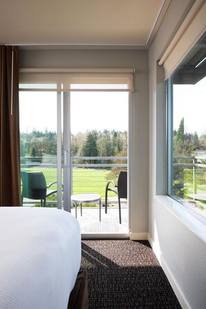 Studio Suite, 1 King Bed, Balcony | Hypo-allergenic bedding, down comforters, pillowtop beds, desk