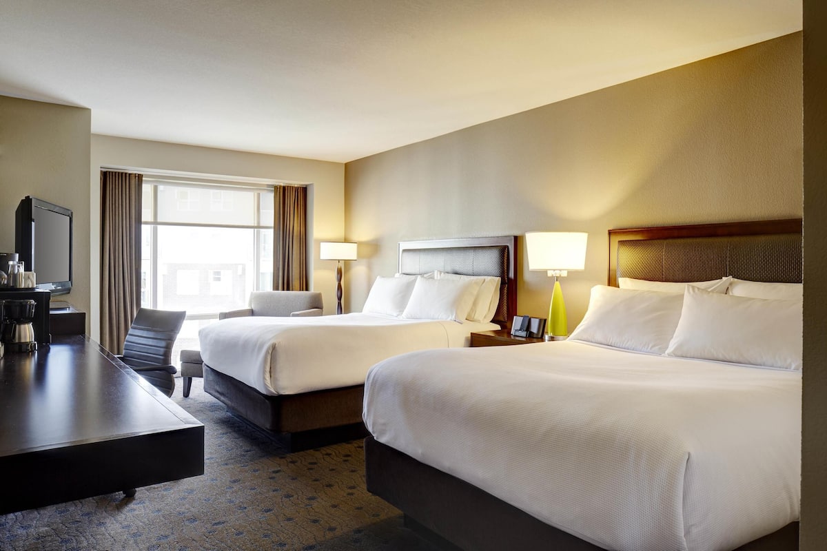 Double Room, 2 Queen Beds | Hypo-allergenic bedding, down comforters, pillowtop beds, desk