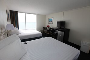 Habitación individual económica, 2 camas Queen size, vista a la playa, frente al océano | Escritorio, cortinas blackout, wifi gratis y ropa de cama 