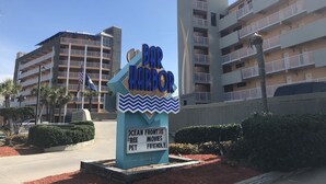 A sign for Bar Harbor with a view of Ocean Front 35, free movies, pet-friendly, and a 101 rating.