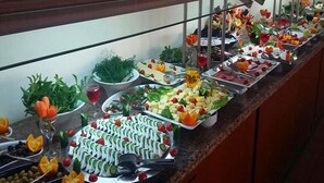 Un bufé con diversas opciones de comida y bebidas.