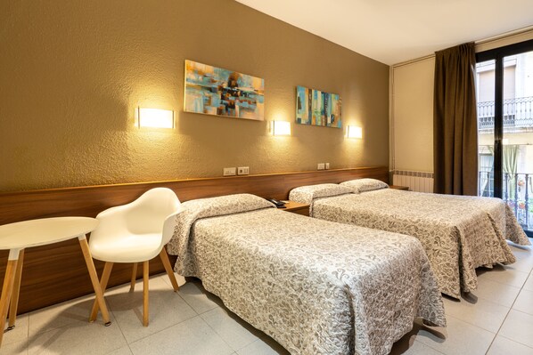 スタンダード トリプルルーム | セーフティボックス (室内)、WiFi (無料)、ベッドシーツ