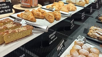 Café da manhã com buffet todos os dias (EUR 16 por pessoa)