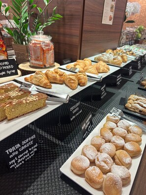 Desayuno buffet (EUR 16 por persona) 