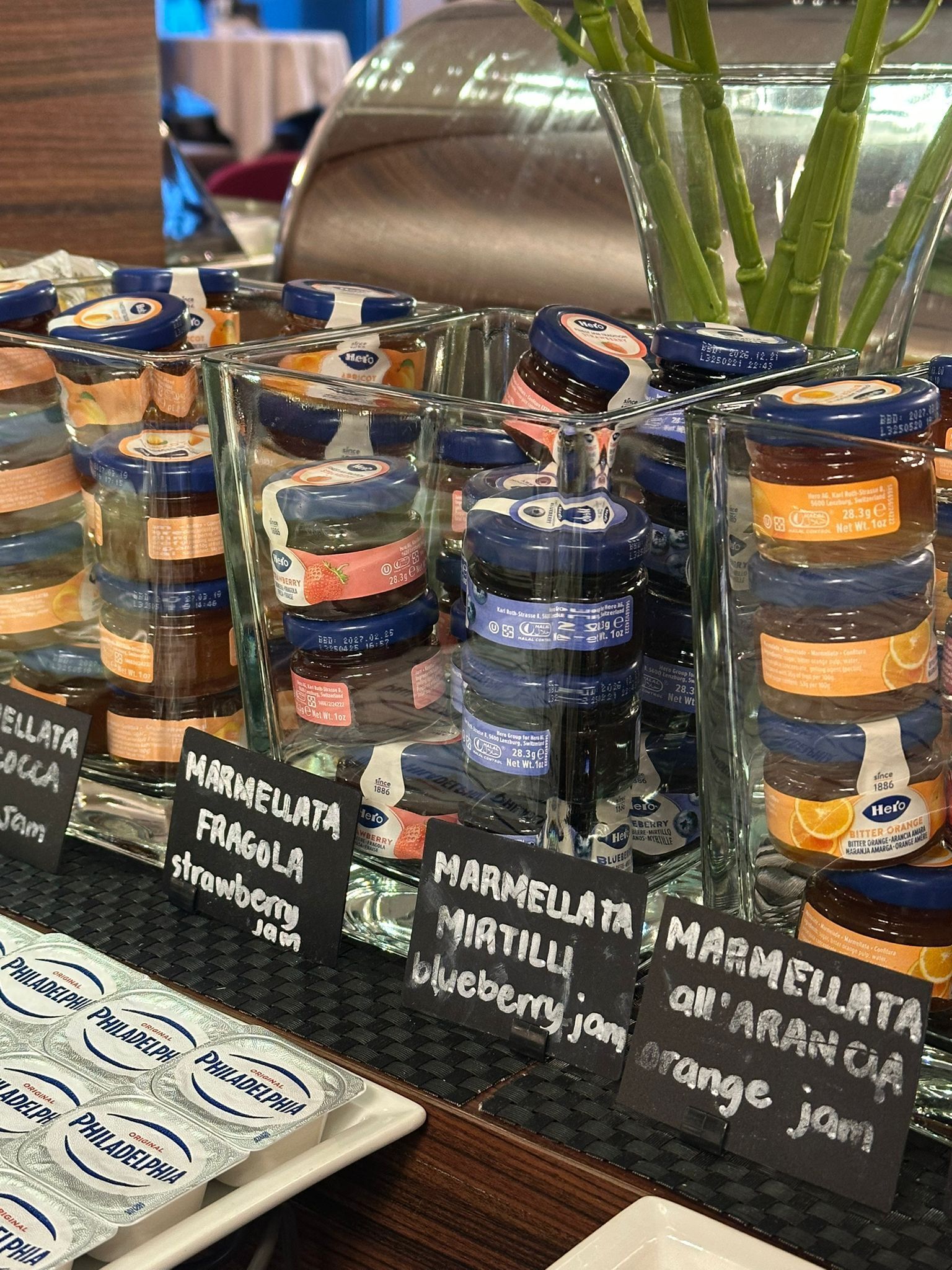 Frascos de mermelada y confitura con etiquetas que indican sabores como fresa y arándano.