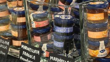 Frascos de mermelada y confitura con etiquetas que indican sabores como fresa y arándano.