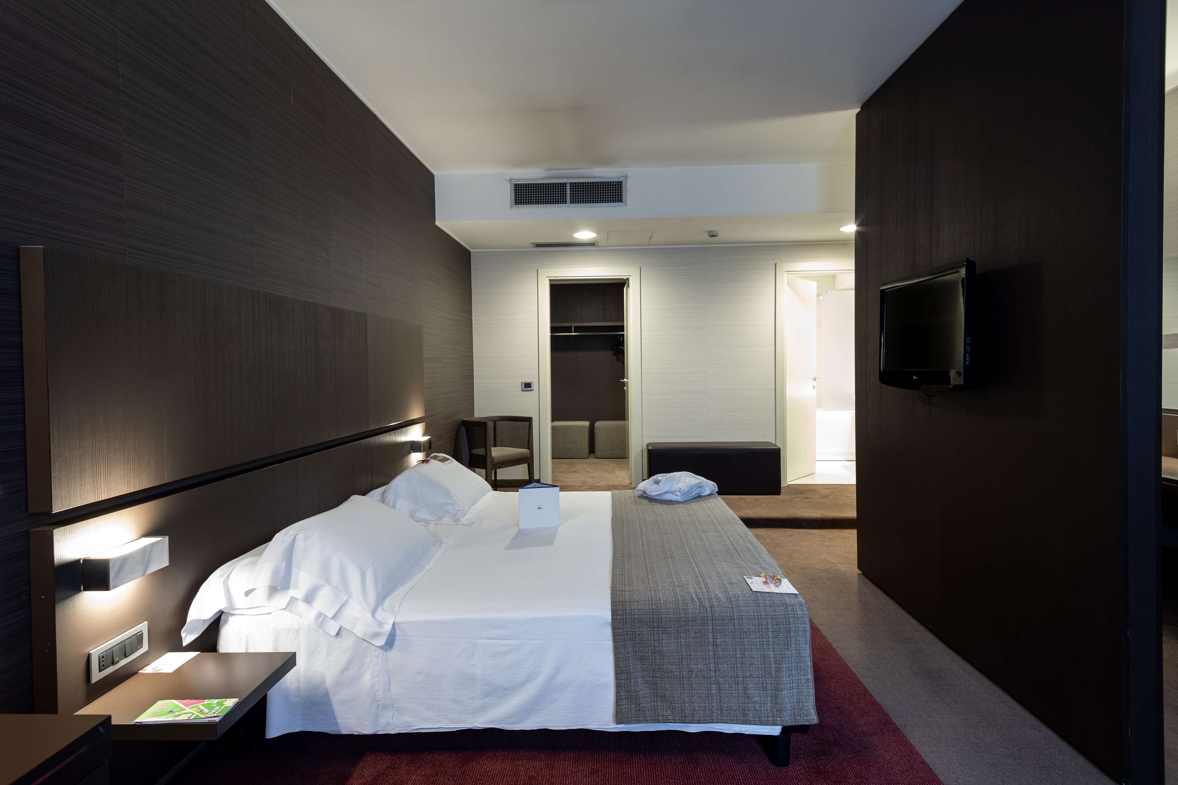 suite, 1 king bed | 1 bedroom, premium bedding, down duvets, minibar