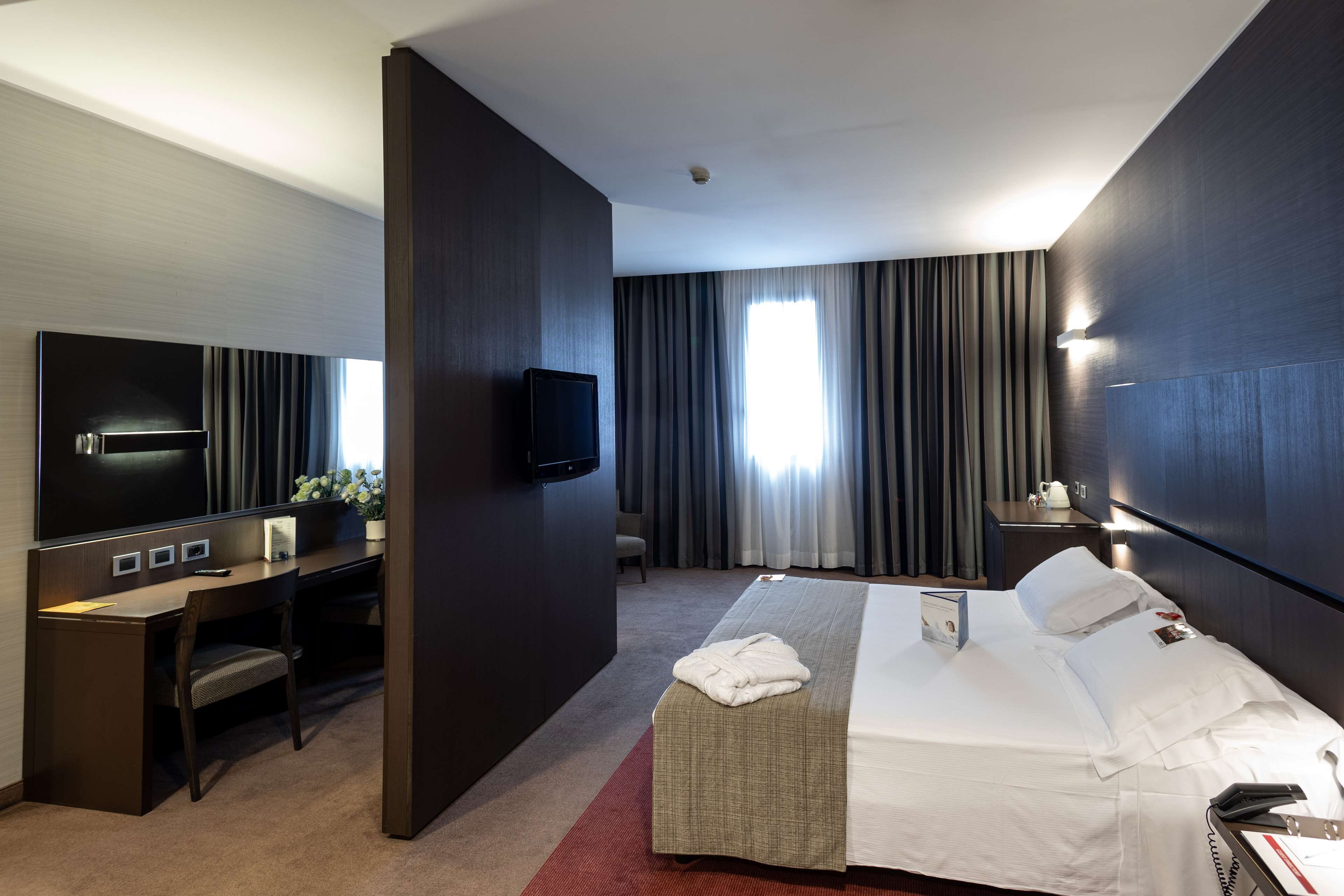 suite, 1 king bed | 1 bedroom, premium bedding, down duvets, minibar