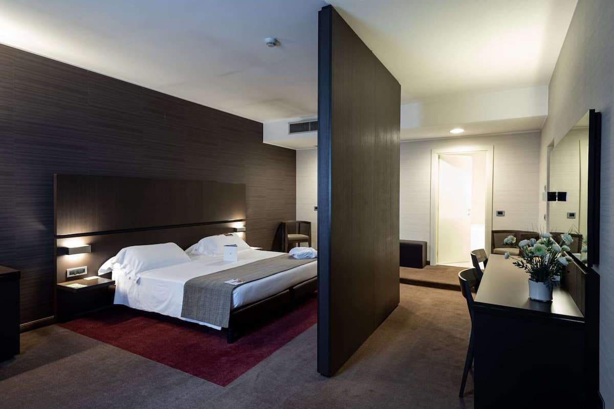 Luxe beddengoed, donsdekens, een minibar, een kluis op de kamer