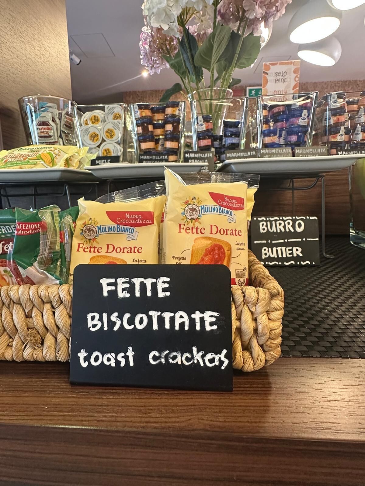 Eine Verkaufstheke mit Cantuccini und Buttergebäck.