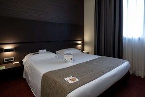 Suite, 1 Tempat Tidur King | Seprai premium, selimut bulu angsa, minibar, dan brankas