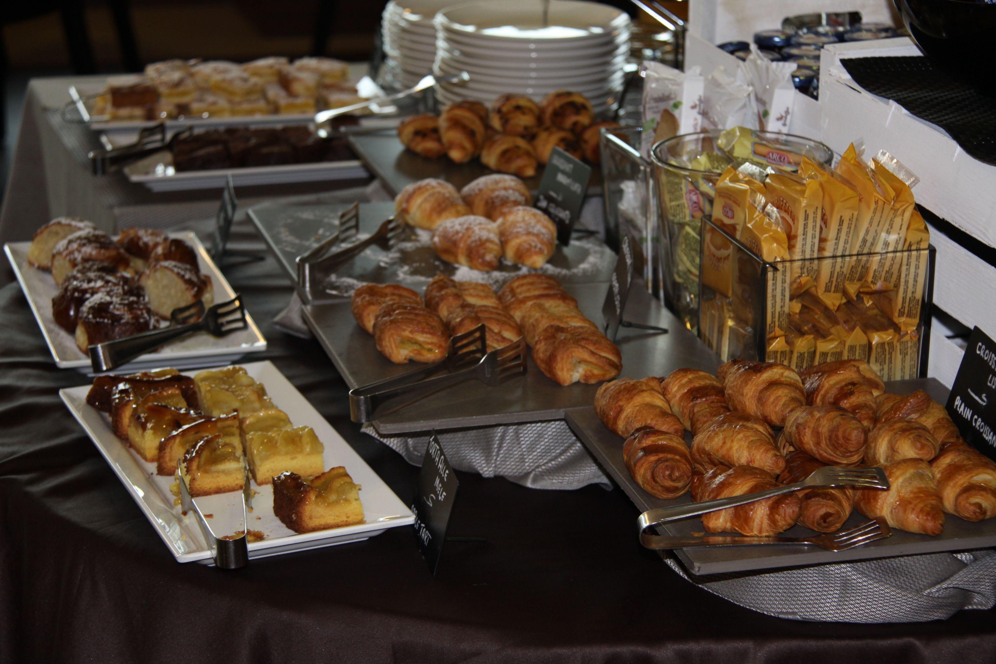 Frukostbuffé varje dag (EUR 16 per person)