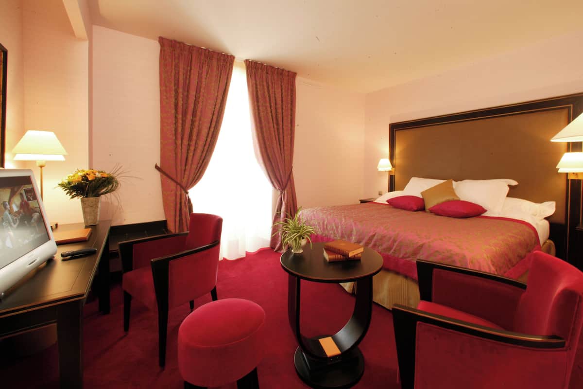Premium bedding, minibar, in-room safe, desk