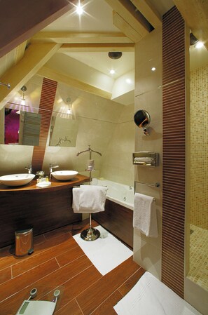 Superior Double or Twin Room, 1 Queen Bed, Courtyard View | Bathroom