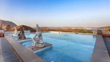 2 outdoor pools, pool loungers