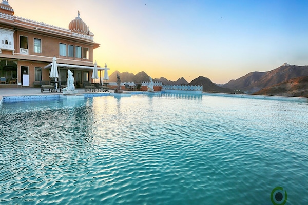 2 piscines extérieures, chaises longues