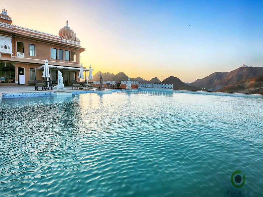 2 kolam renang terbuka, kerusi lepak pantai