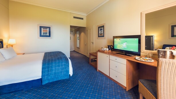 In-room safe, desk, WiFi (free), bed sheets - Sibaya Lodge (Hillhead)