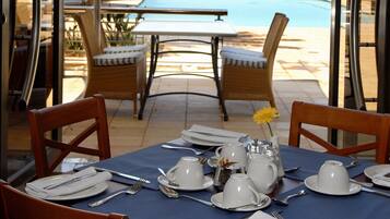 5 restaurants; breakfast, lunch, and dinner served