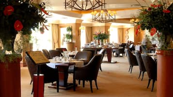 5 restaurants; breakfast, lunch and dinner served