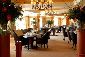 5 restaurants; breakfast, lunch, and dinner served