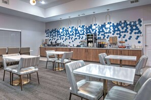 Free continental breakfast  - La Quinta Inn & Suites by Wyndham Decatur (Decatur)