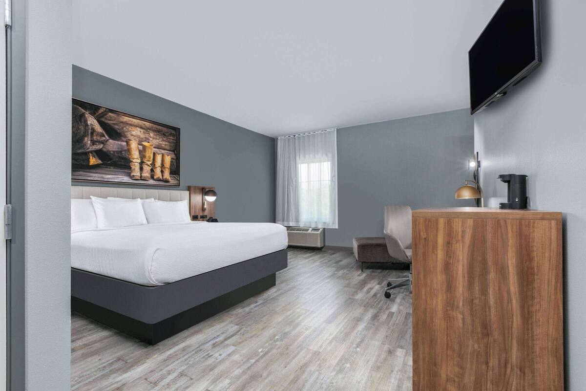 Chambre, 1 très grand lit, non-fumeurs (Mobility/Hearing, Tub w/Grab Bars) | Literie de qualité supérieure, matelas Select Comfort, bureau